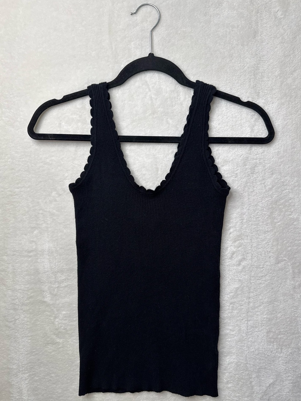 Easy Clothes - Black Scallop Trim Ribbed Tank Top - Women